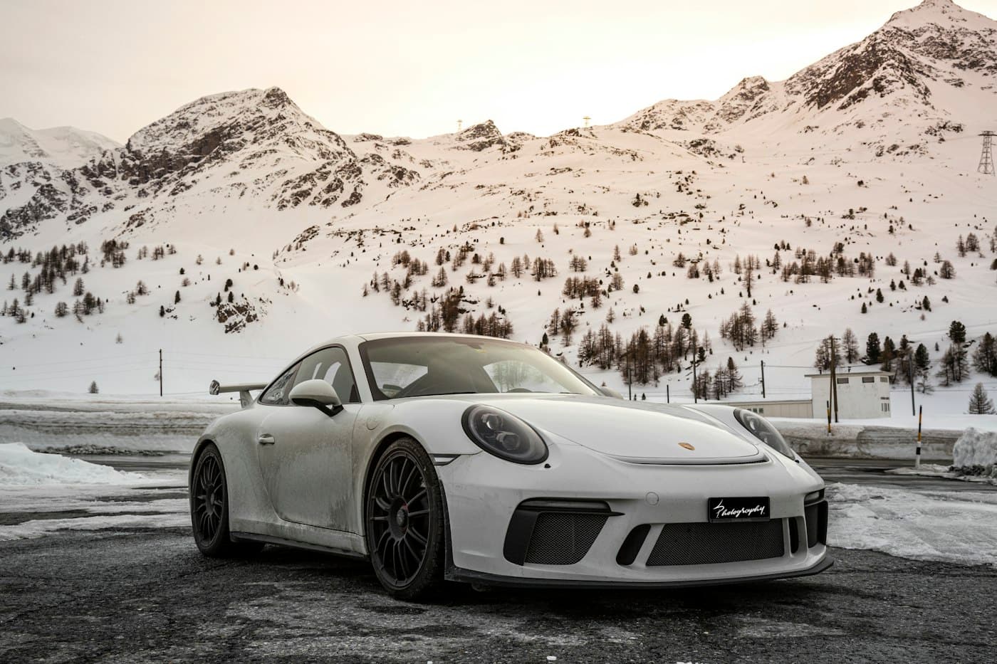 Porsche 911 GT3 branco em estrada de montanha
